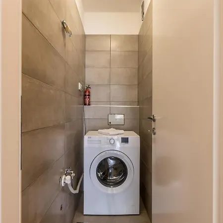 Izabela L Apartment Split