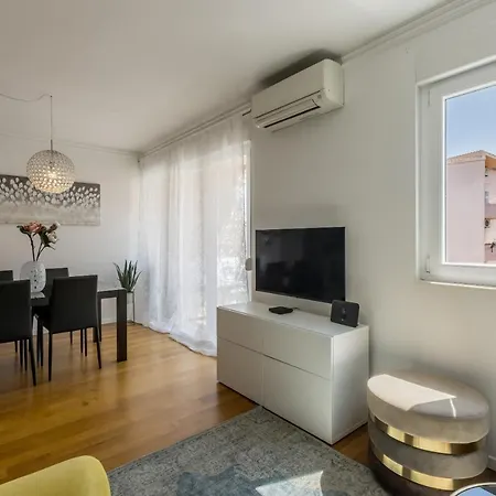 Izabela L Apartment Split