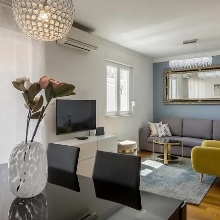 Izabela L Apartment *